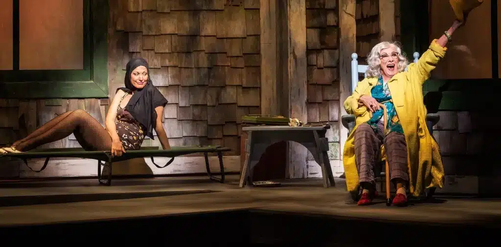 Photo cred: https://www.centertheatregroup.org/tickets/ahmanson-theatre/2015-16/grey-gardens/